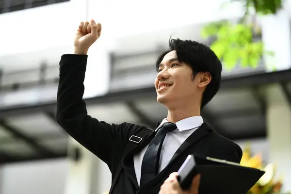 Щасливий Молодий Бізнесмен Піднімає Кулаки Відзначає Мету Перемагає Стоячи Межами — стокове фото