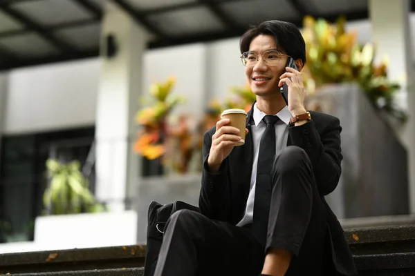 Приятный Бизнесмен Разговаривает Мобильному Телефону Пьет Кофе Одноразовой Чашки Пределами — стоковое фото