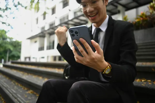 Wyszedł Biznesmen Patrząc Smartfona Świętując Osiągnięcia Świeżym Powietrzu Dobre Wieści — Zdjęcie stockowe