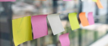 Yaratıcı ofisteki toplantı odasının cam duvarına boş renkli yapışkan notlar. Beyin fırtınası, planlama, geliştirme ve strateji.