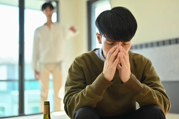 Deprimido Asiático Hombre Alcohólico Tener Problema Sufrir Alcohol Adicción Abuso —  Fotos de Stock