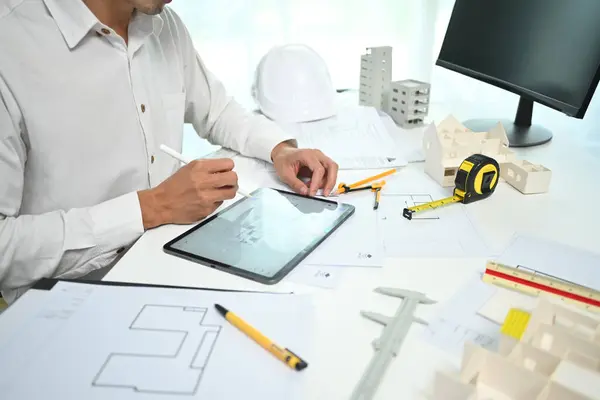 Tiro Cortado Homem Arquiteto Usando Tablet Digital Inspecionando Plano Arquitetônico — Fotografia de Stock