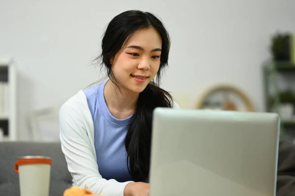 Χαμογελώντας Νεαρή Γυναίκα Casual Φοράει Χρησιμοποιώντας Φορητό Υπολογιστή Στον Καναπέ — Φωτογραφία Αρχείου