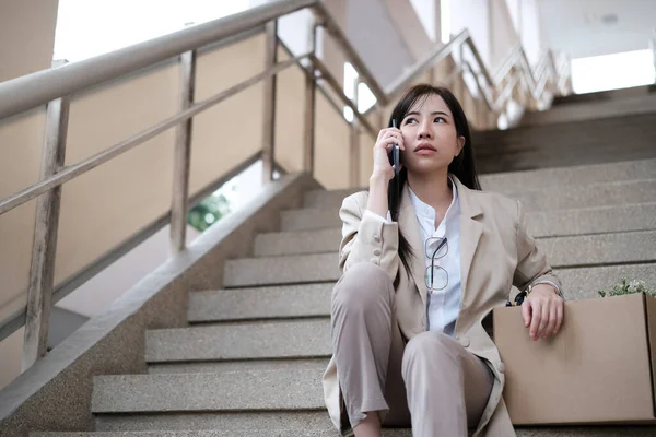 Αγχωμένη Γυναίκα Υπάλληλος Γραφείου Που Μιλάει Στο Κινητό Τηλέφωνο Ενώ — Φωτογραφία Αρχείου