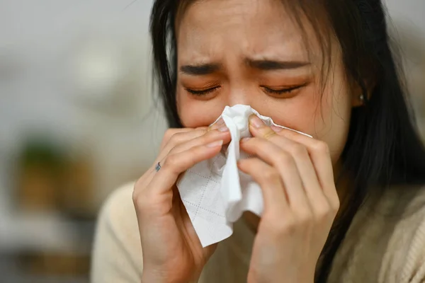 Mujer Enferma Que Tiene Síntomas Alergia Sonarse Nariz Estornudar Tejido — Foto de Stock