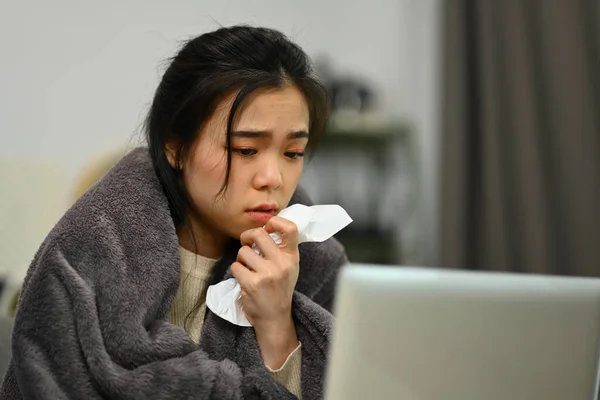 Больной Молодой Женщины Покрыты Одеялом Имеющие Онлайн Консультации Врачом Laptop — стоковое фото