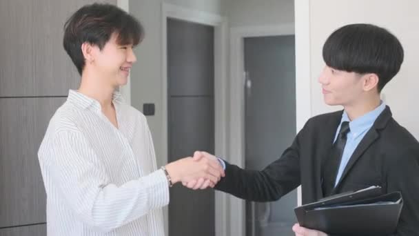 ハッピーアジアの男性不動産所有者は契約に署名した後 不動産エージェントと握手します ホーム保険 不動産投資コンセプト — ストック動画