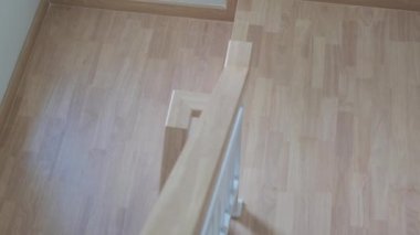 POV kişisel bakış açısı. Ahşap tırabzanla merdivenlerden iniyor..