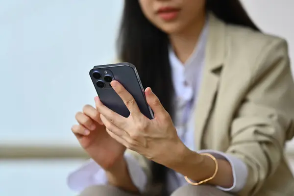 Kadını Cep Telefonuyla Mesajlaşıyor Dışarıda Müşteriyle Sohbet Ediyor Teknoloji Iletişim — Stok fotoğraf