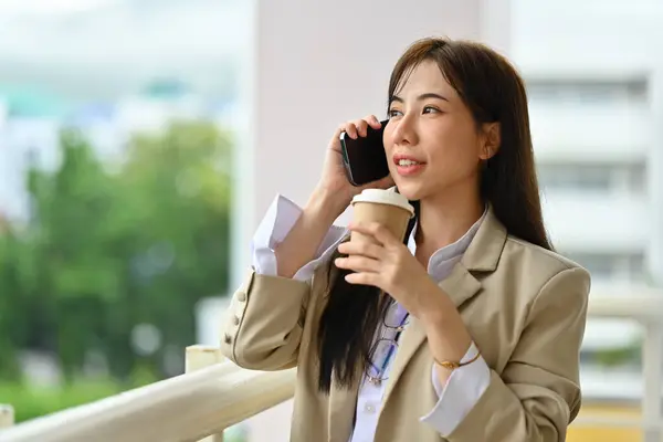 Ελκυστική Επιχειρηματίας Χιλιετή Πίνοντας Καφέ Και Μιλήσουμε Κινητό Τηλέφωνο Στη — Φωτογραφία Αρχείου