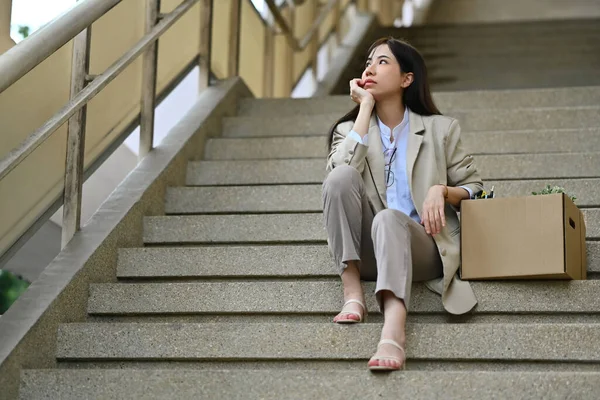 Απολύθηκε Γυναίκα Υπάλληλος Γραφείου Κάθεται Σκάλες Του Κτιρίου Γραφείων Κουτί — Φωτογραφία Αρχείου