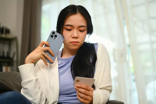 Endişeli Genç Kadın Elinde Akıllı Telefon Kredi Kartı Tutuyor Ciddi — Stok fotoğraf