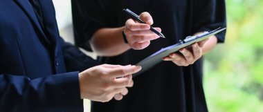 İş adamları sonuçları analiz ediyor, modern ofisteki meslektaşlarıyla projeyi gözden geçiriyorlar.