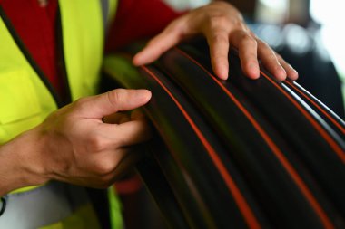 Depodaki tüp miktarını kontrol eden insan işçisinin yakın görüntüsü.