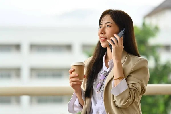 Πορτρέτο Της Χιλιετηρίδας Επιχειρηματίας Πίνοντας Καφέ Και Μιλήσουμε Κινητό Τηλέφωνο — Φωτογραφία Αρχείου