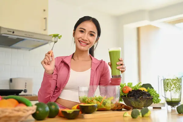 Mujer Bastante Joven Sosteniendo Vaso Batido Verde Comiendo Ensalada Verduras — Foto de Stock