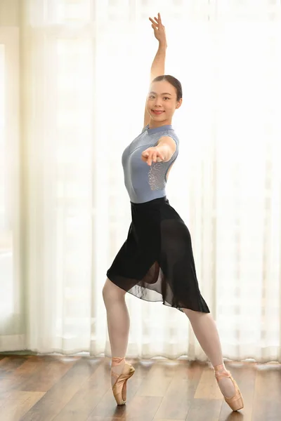 Elegante Bailarina Asiática Haciendo Balance Zapatos Puntiagudos Estudio Brillante Arte — Foto de Stock