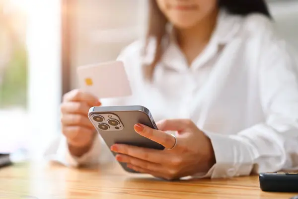 Szczęśliwa Młoda Kobieta Posiadająca Kartę Kredytową Korzystająca Smartfona Zakupów Internecie — Zdjęcie stockowe