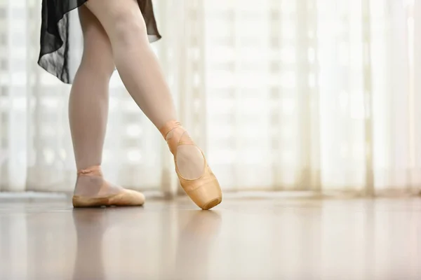 Ahşap Zeminde Sivri Ayakkabılı Balerin Ayaklarının Kırpılmış Görüntüsü Nsanlar Dans — Stok fotoğraf