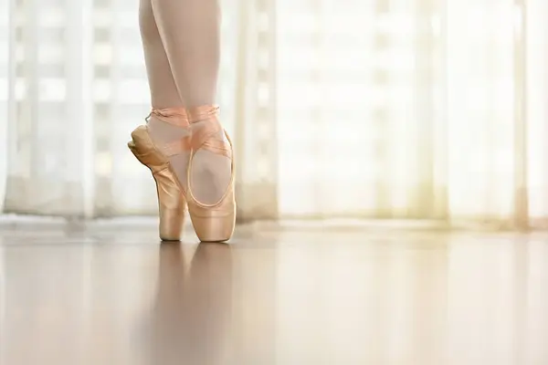 Bailarinas Pies Zapatos Puntiagudos Rosados Piso Madera Gente Arte Danza — Foto de Stock