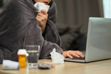 Hasta kızın bilgisayarında doktorla internet üzerinden teletıp görüşmesi. Teletıp ve sağlık hizmeti kavramı.