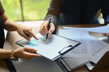 İstatistikleri analiz eden profesyonel iş adamlarının görüntüsü, toplantıda elde edilen mali sonuçlar.