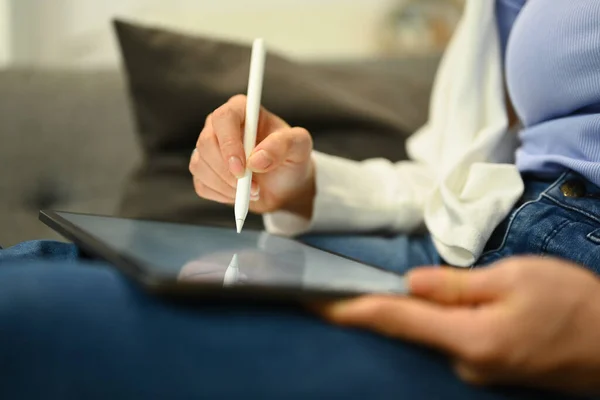 Ręka Kobiety Pomocą Pióra Rysika Notatki Pisania Ekranie Tabletu Cyfrowego — Zdjęcie stockowe