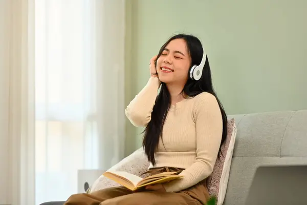 Χαλαρωμένη Νεαρή Γυναίκα Απολαμβάνοντας Αγαπημένο Κομμάτι Ακούγοντας Μουσική Ασύρματα Ακουστικά — Φωτογραφία Αρχείου
