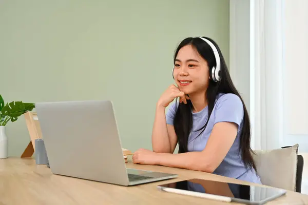 Νεαρή Γυναίκα Ακουστικά Που Χρησιμοποιούν Φορητό Υπολογιστή Εργάζονται Απευθείας Σύνδεση — Φωτογραφία Αρχείου