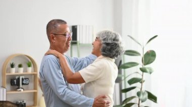 Güzel son sınıf çifti dans ederken birbirlerine şefkatle bakıyor. Yaşlı yaşam tarzı ve evlilik kavramı.