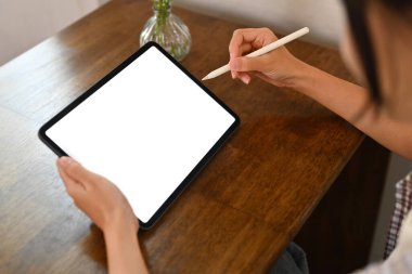 Dijital tablette stilus kalem kablosu kullanan bir kadın görüntüsü. İnsanlar, teknoloji ve yaşam tarzı.