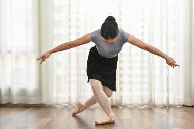 Stüdyoda bale yapan genç balerinler. Dans, sanat ve aktif yaşam tarzı konsepti.