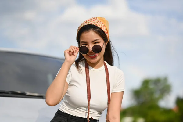 Glückliche Junge Frau Mit Sonnenbrille Steht Bei Sommerlicher Roadtrip Auto — Stockfoto