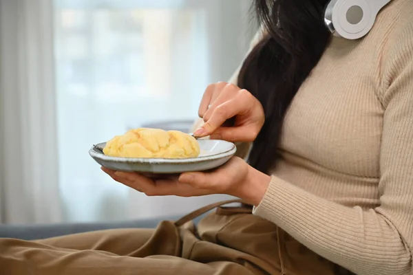 Νεαρή Γυναίκα Ζεστό Πουλόβερ Τρώει Νόστιμη Πίτα Κάθεται Στον Καναπέ — Φωτογραφία Αρχείου
