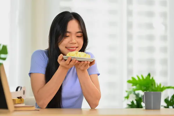 拍快乐的年轻女子吃自制奶油泡芙 食物和生活方式概念 — 图库照片