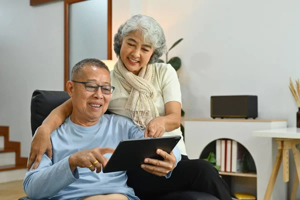 Senioren Paar Surft Internet Oder Schaut Sich Videos Auf Einem — Stockfoto