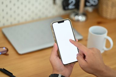 İş yerinde akıllı telefon kullanan genç adam elleri. Reklam metniniz için boş ekran.