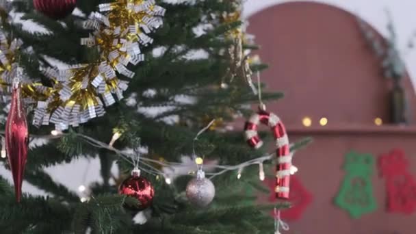 Gebogen Schot Kerstboom Tak Versierd Met Suikerriet Kerstballen Verlichting — Stockvideo