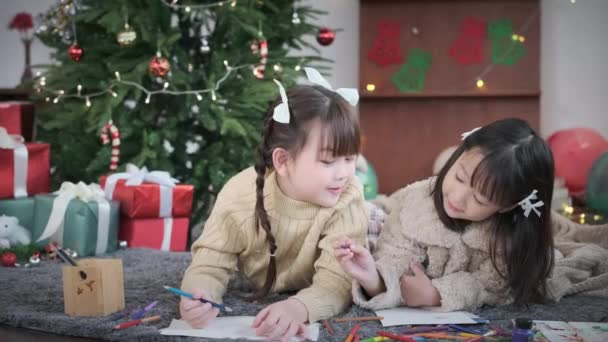 Skudt Slowmotion Søde Små Piger Liggende Gulvet Stuen Gøre Jul – Stock-video