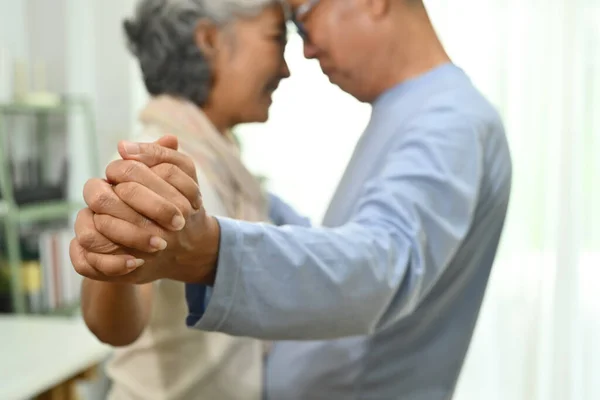 Romantik Yaşlı Eşler Oturma Odasında Dans Eder Birbirlerine Sevgiyle Bakar — Stok fotoğraf