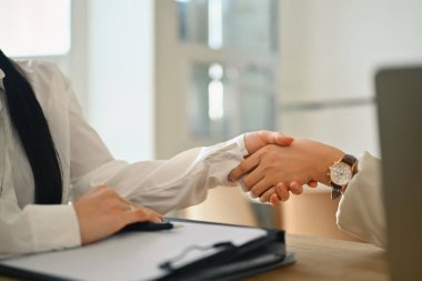 Sırt çantasıyla ormanda doğa keşfi yapan aktif bir kadın yürüyüşçü. Seyahat ve macera konsepti.