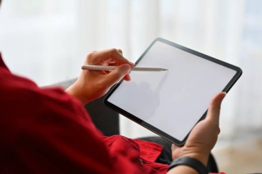 Dijital tablet ekrandaki stilus kalem yazısını kullanan yaratıcı serbest adam görüntüsü.