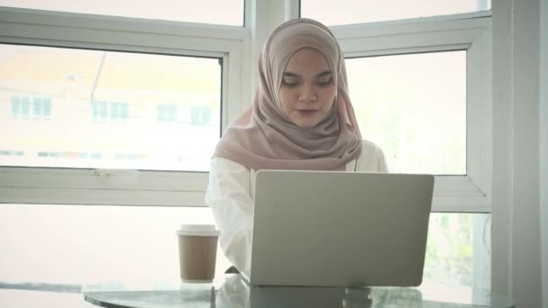 Lassú Mozgás Lövés Mosolygó Muszlim Kezében Hitelkártya Segítségével Laptop Csinál — Stock videók