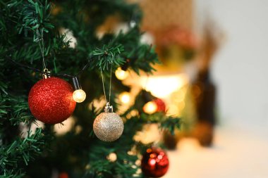 Arka planda bulanık parlak ışıklarla süslenmiş Noel ağacı..