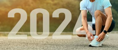 Ayakkabı bağı bağlayan erkek sporcu 2024 yılına hazırlanıyor, başlangıçlar, hedefler ve planlar.