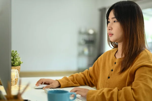 Συγκεντρώστε Νεαρή Ασιατική Γυναίκα Κοιτάζοντας Οθόνη Υπολογιστή Που Εργάζονται Απευθείας — Φωτογραφία Αρχείου