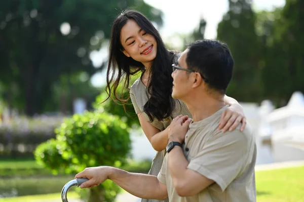 Gülümseyen Asyalı Kadın Babanın Omuzlarına Dokunuyor Parkta Birlikte Konuşuyor Bakıyor — Stok fotoğraf