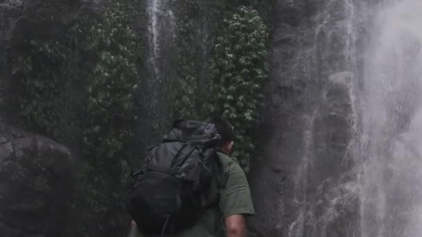 Visão Traseira Turista Masculino Com Mochila Levantando Armas Para Celebrar — Vídeo de Stock