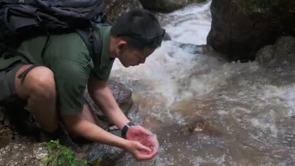Touriste Lave Les Mains Dans Ruisseau Montagne Voyage Aventure Concept — Video