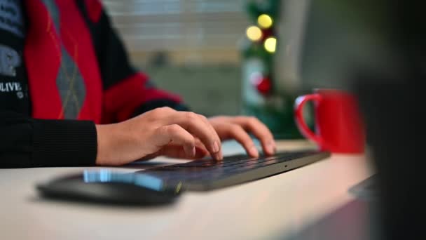 Yakın Plan Kadın Elleri Bilgisayarın Klavyesinde Noel Ağacına Karşı Arka — Stok video